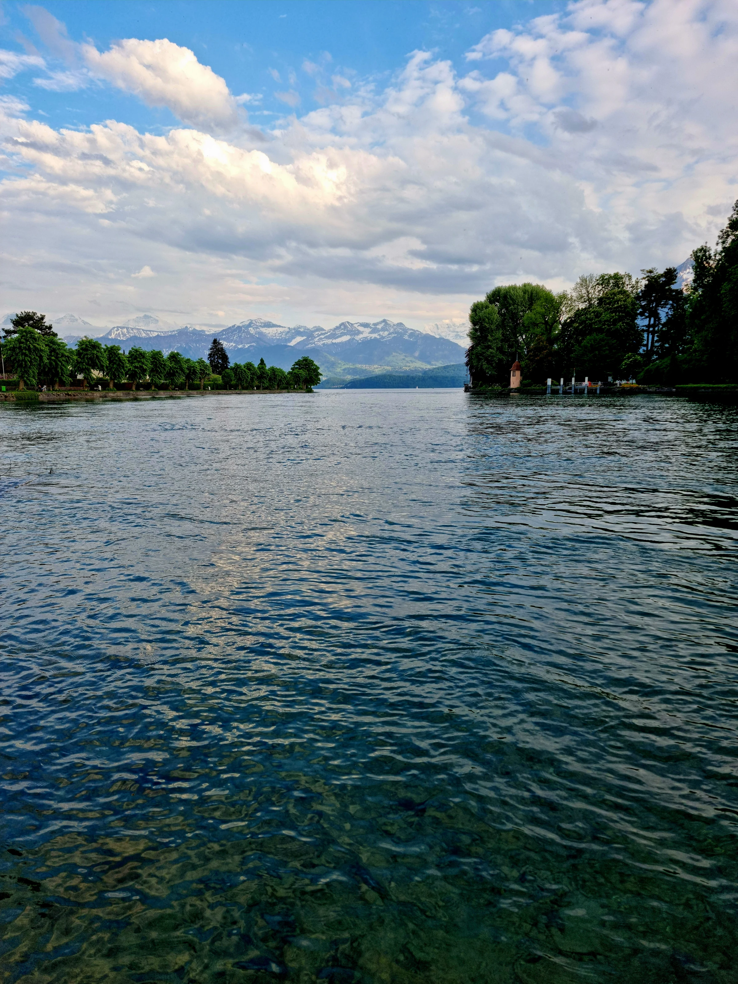 Klares Seewasser mit Blick auf die Berge